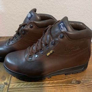 Vasque Sundowner Boots. NWOT